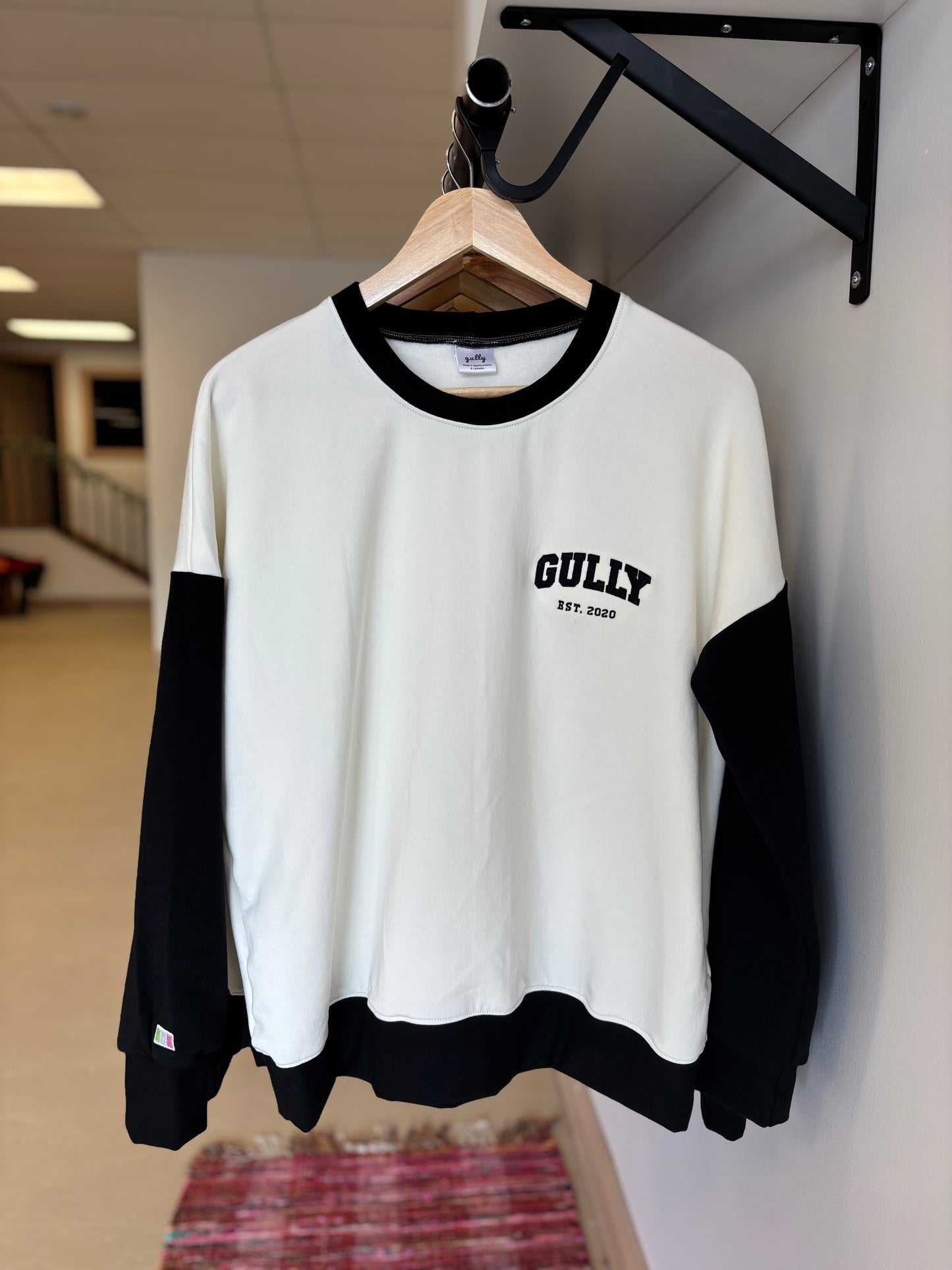 Black & White Gully Varsity